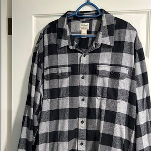 Men’s XXL LL Bean black and gray button down flannel. Slightly fitted